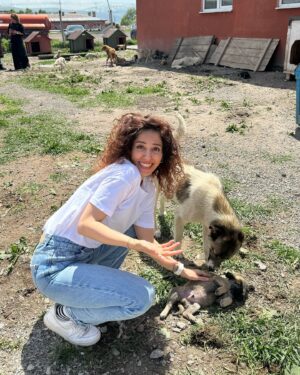 Ceyda Saltadal Instagram - Ardahan’ın muhteşem doğasında, @bircanbirnefesdernegi başkanı Yeşim ve başkan yardımcısı Eda ile sokak hayvanlarına oluşturdukları geçici yaşam alanını ve kısırlaştırmalar için kullanılacak geçici hastaneyi ziyaret ettik. Sonra gönlü zengin iş insanı Fahri bey’in bağışladığı araziye gittik. Doğu’nun ilk ücretsiz hayvan hastanesi buraya yapılacak. Tüm sokak hayvanları kısırlaştırılarak çiplenecek ve belediyeye kaydedilecek. Yaşlı hayvanlar için huzur evi, bebekler için oyun alanları yapılacak. Bu sayede hiçbir sokak hayvanı kötüye kullanılmayacak ve sokaklarda ölüme terk edilmeyecek. Bu değerli ve büyük proje için hepimizin desteğine ihtiyaçları var. Az çok demeden desteğimizi bekliyorlar. Bir süredir ölen kedim Lokum’un anısına hayvanlar için bir şey yapmak istiyordum ve oradayken işte bu dedim. Bağış yapan ve dileyenlere 1 ay boyunca haftada 2 gün ücretsiz canlı yoga ve meditasyon dersi vereceğim. İster derslere katıl ister katılma yeter ki desteğini esirgeme.🤍

🐾 Bir Can Bir Nefes Derneği Resmi Destek Hesabı 🐾
Banka: İş Bankası
Hesap Sahibi: Bir Can Bir Nefes Derneği
Iban: Tr950006400000110461044343
Açıklama: Bağış