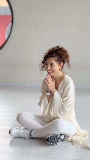 Ceyda Saltadal Instagram - Evet bazı şeyler çok üzüyor, çok acıtıyor ama bir şekilde içinden geçeceğiz. Hep birlikte, el ele…🤍🕊️