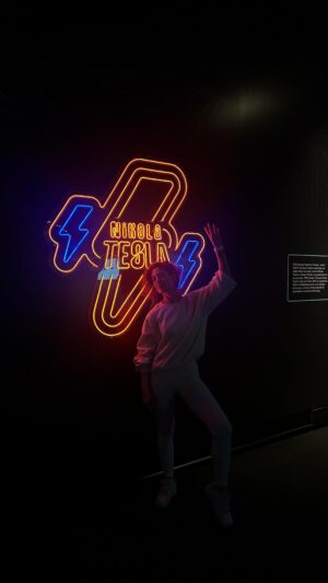 Ceyda Saltadal Instagram - @projectistanbul ‘un muhteşem tasarımlarıyla @dijitaldeneyimmuzesi unutulmaz bir deneyim için kapılarını açtı. Hem de başrolde dünyanın en önemli bilim insanlarından Nikola Tesla var! Tesla hayranlığıma bir de yaşadığım deneyime hayranlığım eklendi! Emeği geçen herkesin, özellikle de @birolerdogan ‘ın ellerine sağlık ⚡️🤍