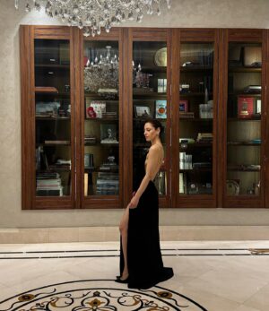 Ceyda Saltadal Instagram - Sevgili @umitkaralar ‘ın davetiyle @no7influencersawards ‘da çok keyifli bir gece geçirdik🖤

Beni bu geceye hazırlayan @boreal.brandlifting ’e teşekkürler!

#karacano7influencersawards2024