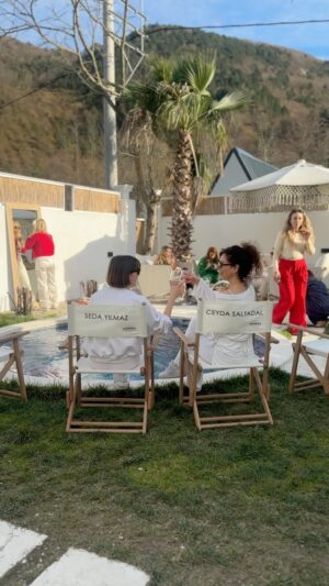 Ceyda Saltadal Instagram - @allinone.pr organizasyonuyla @sapancastenhus hotel’de Aile Dizimi ve Somatik Çalışmalar yaptığımız, hep birlikte sohbet edip şarkılar söylediğimiz muhteşem bir gün geçirdik🤍