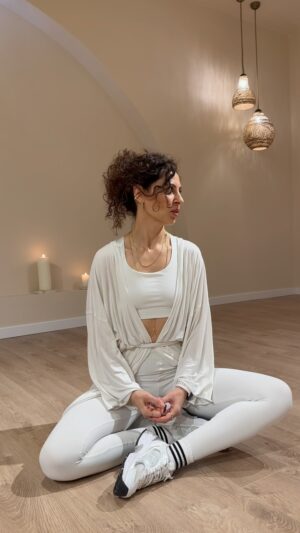 Ceyda Saltadal Instagram - 24/25/26 Mayıs’ta @yogakioo.kurtkoy ‘de Somatik Yaklaşımlı Yoga Uzmanlık Programı’yla buluşuyoruz. Hayatında bambaşka kapılar aralayacak bu programa seni tüm kalbimle davet ediyorum! 🤍