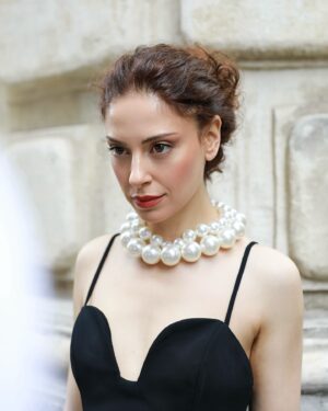 Ceyda Saltadal Instagram - Yaşam bir enteresan akıyor bu aralar… 20 yıl öncesine gidiyorum çokça. Hayatta olan hiçbir şeyin boşa olmadığını tekrar hatırlatıyor bana bu durum. Her zaman olduğu gibi gözlemci kalmaya devam ediyor ve hayırlısı diyorum. Sende durumlar nasıl?