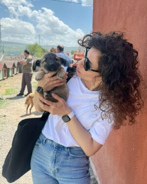 Ceyda Saltadal Instagram - Ardahan’ın muhteşem doğasında, @bircanbirnefesdernegi başkanı Yeşim ve başkan yardımcısı Eda ile sokak hayvanlarına oluşturdukları geçici yaşam alanını ve kısırlaştırmalar için kullanılacak geçici hastaneyi ziyaret ettik. Sonra gönlü zengin iş insanı Fahri bey’in bağışladığı araziye gittik. Doğu’nun ilk ücretsiz hayvan hastanesi buraya yapılacak. Tüm sokak hayvanları kısırlaştırılarak çiplenecek ve belediyeye kaydedilecek. Yaşlı hayvanlar için huzur evi, bebekler için oyun alanları yapılacak. Bu sayede hiçbir sokak hayvanı kötüye kullanılmayacak ve sokaklarda ölüme terk edilmeyecek. Bu değerli ve büyük proje için hepimizin desteğine ihtiyaçları var. Az çok demeden desteğimizi bekliyorlar. Bir süredir ölen kedim Lokum’un anısına hayvanlar için bir şey yapmak istiyordum ve oradayken işte bu dedim. Bağış yapan ve dileyenlere 1 ay boyunca haftada 2 gün ücretsiz canlı yoga ve meditasyon dersi vereceğim. İster derslere katıl ister katılma yeter ki desteğini esirgeme.🤍

🐾 Bir Can Bir Nefes Derneği Resmi Destek Hesabı 🐾
Banka: İş Bankası
Hesap Sahibi: Bir Can Bir Nefes Derneği
Iban: Tr950006400000110461044343
Açıklama: Bağış
