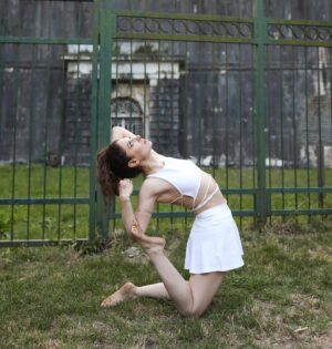 Ceyda Saltadal Instagram - 18 MART’TA BAŞLIYORUZ! 
Yeni başlayanlar ve pratiğini ileri taşımak isteyen herkesle, her Pazartesi ve Çarşamba;

🤍Saat 20:00 Başlangıç Seviye Online Kapalı Grup,
🤍Saat 21:15 Orta Seviye Online Kapalı Grup derslerimde buluşuyoruz.

Orta seviye grup derslerinde; ders sonunda yapacağımız Bodynamic egzersizlerine uygun kas ve kas gruplarını çalıştırdığımız orta seviye poz ve poz geçişlerini çalışıyoruz. Ders boyunca ilgili kas ve kas gruplarını güçlendirip esnettikten sonra o kas ya da kas grubunun psikolojik fonksiyonu ile de çalışarak konu üzerinde tüm katmanlarda derinleşmiş oluyoruz.

Detaylı bilgi ve kayıt için info@ceydasaltadal.com adresine mail göndermen yeterli.

Namaste 🤍