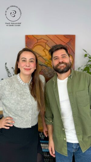 Ceyhun Fersoy Instagram - 1 günümü Begüm yönetti,finalde fıstık gibi oldum😀 
@arzuturkseventopacoglu ✌️
#arzutürkseventopaçoğlu  #allojenikfibroblast #mezoterapi #işbirliği #reklam