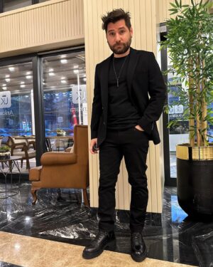 Ceyhun Fersoy Instagram - 41 yaşa giriş😎 (ama göstermiyorum 😀)
Bir tarafım çok heyecanlı;acaba bu yıl beni ne karşılayacak,hangi yolculuklara gireceğim,ümitlerim umudum ve hayallerim nasıl olacak?
Şükür hayattayım
,eşim,ailem, sevdiklerim yanımda💙enerjim hiç bitmesin,biteceğini de zannetmiyorum…💣💣💣

Bir tatafımda üzgün ve mutsuz,
Bu yıl bizim yılımız olacaktı canım Tolgamla🙏söz vermiştik,ben sözümü tutacağım,bana çok tuhaf geliyor,arkadaşınla dostunla sözleşiyorsun başarılı olacağız diye;ama biri gidiyor,,, eminim sen de benim gibi yapardın…Anılarımda kalmayacaksın,hayatımda kalacaksın…
Çok özlüyorum seni…bu yıl bizim yılımız olacak🫶