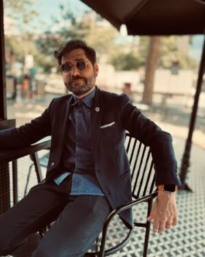 Ceyhun Fersoy Instagram - Yok be kızım toplantıdayım…🕶️
#Newmodernism #bırakbeni #newstyle #modegram
