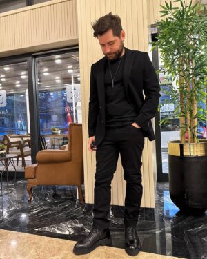 Ceyhun Fersoy Instagram - 41 yaşa giriş😎 (ama göstermiyorum 😀)
Bir tarafım çok heyecanlı;acaba bu yıl beni ne karşılayacak,hangi yolculuklara gireceğim,ümitlerim umudum ve hayallerim nasıl olacak?
Şükür hayattayım
,eşim,ailem, sevdiklerim yanımda💙enerjim hiç bitmesin,biteceğini de zannetmiyorum…💣💣💣

Bir tatafımda üzgün ve mutsuz,
Bu yıl bizim yılımız olacaktı canım Tolgamla🙏söz vermiştik,ben sözümü tutacağım,bana çok tuhaf geliyor,arkadaşınla dostunla sözleşiyorsun başarılı olacağız diye;ama biri gidiyor,,, eminim sen de benim gibi yapardın…Anılarımda kalmayacaksın,hayatımda kalacaksın…
Çok özlüyorum seni…bu yıl bizim yılımız olacak🫶
