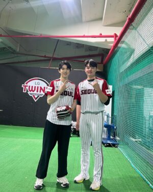 Cha Jun-hwan Instagram - ⚾️소중한 추억 하나 만들고 갑니다.
무적LG 앞으로도 화이팅!!❤️‍🔥

#🧚🏻‍♂️ #엘지전_아니아니 @lgtwinsbaseballclub 화이팅😄