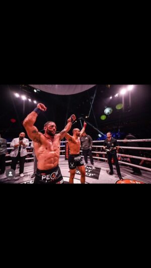 Chad Mendes Instagram - Going back just over a year…. Still one of the best @bareknucklefc fights to date…. I Finally watched the entire fight for the first time. Not sure I lost that fight @ealvarezfight 😜 happy birthday and Merry Christmas lol 

All jokes aside tho, it’s been a crazy ass journey to get to this point in life and I’m beyond grateful for my pops and all the coaches that helped me get to this point in my career. Also, I can’t thank my wife @ab_raines enough for putting up with all my madness over the years. Lol. The skies the limit when you have a solid  team in ur corner! Let’s keep crushing this shit! 🙏🏼💪🏽

#throwback #bareknuckleboxing #closefight #eddiealvarez #splitdecision #team #hardworkpaysoffs