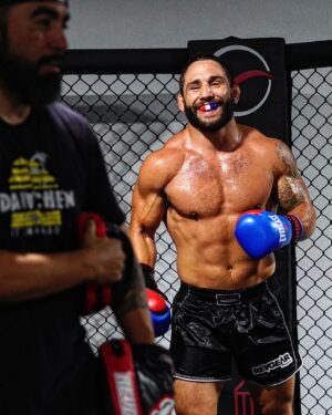 Chad Mendes Instagram - Livin the good life with my boy @joey_rodriguez916 who probably just said he’s gotta take a 💩 lol!! 🤣 

#boxing #training #workout #hardworkpaysoffs #thegoodlife