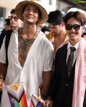 Chaiwat Thongsaeng Instagram - Happy Pride month 😘🫶🏼🌈🏳️‍🌈

เปิดประสบการณ์เดินงาน pride ครั้งแรก 
สนุกมากกก…. ที่เจอเพื่อนๆ พี่ และคนที่ติดตามเรา 

ขอบคุณสำหรับมิตรภาพในวันนี้ และ ขอให้ทุกคนมีความสุขนะครับ

🏳️‍🌈🏳️‍🌈🏳️‍🌈🏳️‍🌈🏳️‍🌈

#tob #tobchaiwat #daddy #daddytob #mrgt04
#MisterGlobalThailand2024
#gentlemenwithessence #MRGT #แก่นของสุภาพบุรุษ #MisterGlobalThailand
#TPNG #TPNGLOBAL 
#pride #mouth #pridemonth #pridemonththailand2024