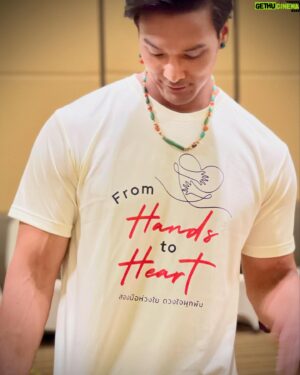 Chaiwat Thongsaeng Instagram - ———
เข็มวันอานันทมหิดล พ.ศ. 2567 From Hands to Heart สองมือห่วงใย ดวงใจผูกพัน 

เข็มที่ระลึกเนื่องในวันอานันทมหิดล วันคล้ายวันสวรรคต ร.8 ผู้พระราชทานกำเนิด “แพทย์จุฬาฯ” 

ร่วมบริจาคเพื่อนำรายได้สมทบทุน ..
💗มูลนิธิอานันทมหิดล
💗มูลนิธิสงเคราะห์เด็ก สภากาชาดไทย
💗ช่วยเหลือพระภิกษุสงฆ์อาพาธ–ผู้ป่วยยากไร้ รพ.จุฬาลงกรณ์
💗กิจกรรมจิตอาสา สโมสรนิสิตคณะแพทยศาสตร์ จุฬาฯ
💗สาขาวิชาโรคหัวใจและหลอดเลือด ภาควิชาอายุรศาสตร์ คณะแพทยศาสตร์ จุฬาฯ 
💗โครงการ “หัวใจ 3D” ศูนย์โรคหัวใจ โรงพยาบาลจุฬาลงกรณ์ สภากาชาดไทย

รายละเอียดการบริจาค @anan_day 
#ANANDAY2024
#วันอานันทมหิดล
#เข็มวันอานันทมหิดล