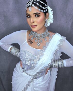 Chandhine Kaur Instagram - SNOW SILVER 🌝

Muse @ck_chandhinekaur 
Mua @chandradevi_mua
Photographer 📸 @prakeshbalachandran 
Heatless drapped by @stsareedrapist
Video @nj360spinbooth 
Lens @ommylens 
Hair flower @apsweddinggarlands 

#chandshine #holla_buddies #photoshoot #bridalmakeup #conceptualportrait