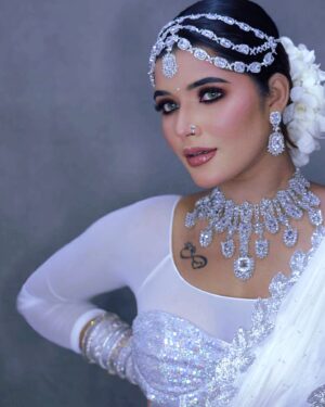 Chandhine Kaur Instagram - SNOW SILVER 🌝

Muse @ck_chandhinekaur 
Mua @chandradevi_mua
Photographer 📸 @prakeshbalachandran 
Heatless drapped by @stsareedrapist
Video @nj360spinbooth 
Lens @ommylens 
Hair flower @apsweddinggarlands 

#chandshine #holla_buddies #photoshoot #bridalmakeup #conceptualportrait