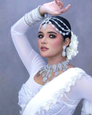 Chandhine Kaur Instagram - SNOW SILVER 🌝

Muse @ck_chandhinekaur 
Mua @chandradevi_mua
Photographer 📸 @prakeshbalachandran 
Heatless drapped by @stsareedrapist
Video @nj360spinbooth 
Lens @ommylens 
Hair flower @apsweddinggarlands 

#chandshine #holla_buddies #photoshoot #bridalmakeup #conceptualportrait