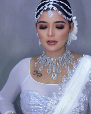 Chandhine Kaur Instagram - SNOW SILVER 🌝

Muse @ck_chandhinekaur 
Mua @chandradevi_mua
Photographer 📸 @prakeshbalachandran 
Heatless drapped by @stsareedrapist
Video @nj360spinbooth 
Lens @ommylens 
Hair flower @apsweddinggarlands 

#chandshine #holla_buddies #photoshoot #bridalmakeup #conceptualportrait