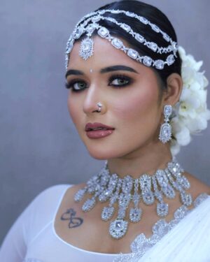 Chandhine Kaur Instagram - SNOW SILVER 🌝

Muse @ck_chandhinekaur 
Mua @chandradevi_mua
Photographer 📸 @prakeshbalachandran 
Heatless drapped by @stsareedrapist
Video @nj360spinbooth 
Lens @ommylens 
Hair flower @apsweddinggarlands 

#chandshine #holla_buddies #photoshoot #bridalmakeup #conceptualportrait