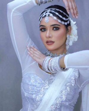 Chandhine Kaur Instagram - SNOW SILVER 🌝

Muse @ck_chandhinekaur 
Mua @chandradevi_mua
Photographer 📸 @prakeshbalachandran 
Heatless drapped by @stsareedrapist
Video @nj360spinbooth 
Lens @ommylens 
Hair flower @apsweddinggarlands 

#chandshine #holla_buddies #photoshoot #bridalmakeup #conceptualportrait