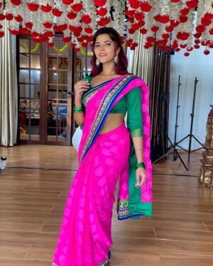 Chandhine Kaur Instagram - Deepavali vibes are starting everywhere! 

Throwback to @astroulagam’s deepavali music video shoot! Such a fun shoot and thank you for making me be a part of it❤️

#chandshine #holla_buddies #deepavali #astro #shoot #actress #artist #slayalways #positivevibes