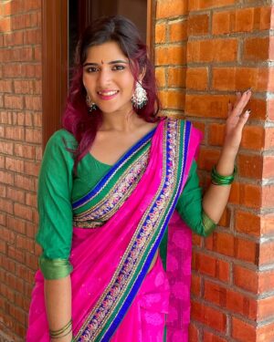 Chandhine Kaur Instagram - Deepavali vibes are starting everywhere! 

Throwback to @astroulagam’s deepavali music video shoot! Such a fun shoot and thank you for making me be a part of it❤️

#chandshine #holla_buddies #deepavali #astro #shoot #actress #artist #slayalways #positivevibes