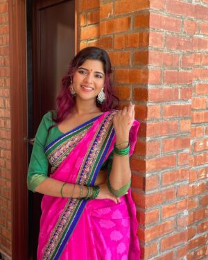 Chandhine Kaur Instagram - Deepavali vibes are starting everywhere! 

Throwback to @astroulagam’s deepavali music video shoot! Such a fun shoot and thank you for making me be a part of it❤️

#chandshine #holla_buddies #deepavali #astro #shoot #actress #artist #slayalways #positivevibes
