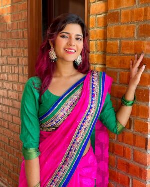 Chandhine Kaur Instagram - Deepavali vibes are starting everywhere! 

Throwback to @astroulagam’s deepavali music video shoot! Such a fun shoot and thank you for making me be a part of it❤️

#chandshine #holla_buddies #deepavali #astro #shoot #actress #artist #slayalways #positivevibes