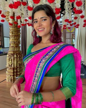 Chandhine Kaur Instagram - Deepavali vibes are starting everywhere! 

Throwback to @astroulagam’s deepavali music video shoot! Such a fun shoot and thank you for making me be a part of it❤️

#chandshine #holla_buddies #deepavali #astro #shoot #actress #artist #slayalways #positivevibes