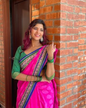 Chandhine Kaur Instagram - Deepavali vibes are starting everywhere! 

Throwback to @astroulagam’s deepavali music video shoot! Such a fun shoot and thank you for making me be a part of it❤️

#chandshine #holla_buddies #deepavali #astro #shoot #actress #artist #slayalways #positivevibes
