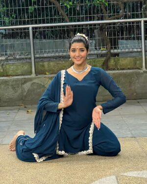 Chandhine Kaur Instagram - I learned Bharatanatyam during my school days and had to stop halfway!
Yesterday i went to temple to witness bharatam dance performances prior to Navaratri..
I kid you not guys!!! 
I started to miss dancing to this wonderful art! 
I got to witness some extraordinary performances! 
At a point i felt the god itself was dancing infront me! 
What a power this art has!! 

Fell in love again!! 
So your girl had to do some posings she remembered 😂❤️ 

#chandshine #holla_buddies #bharatanatyam #navaratri