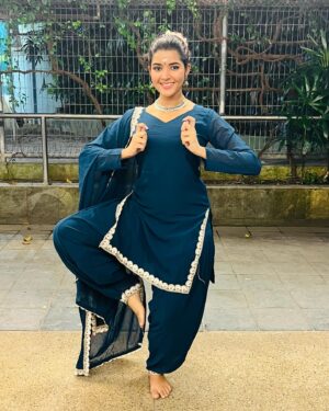 Chandhine Kaur Instagram - I learned Bharatanatyam during my school days and had to stop halfway!
Yesterday i went to temple to witness bharatam dance performances prior to Navaratri..
I kid you not guys!!! 
I started to miss dancing to this wonderful art! 
I got to witness some extraordinary performances! 
At a point i felt the god itself was dancing infront me! 
What a power this art has!! 

Fell in love again!! 
So your girl had to do some posings she remembered 😂❤️ 

#chandshine #holla_buddies #bharatanatyam #navaratri