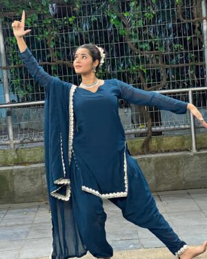 Chandhine Kaur Instagram - I learned Bharatanatyam during my school days and had to stop halfway!
Yesterday i went to temple to witness bharatam dance performances prior to Navaratri..
I kid you not guys!!! 
I started to miss dancing to this wonderful art! 
I got to witness some extraordinary performances! 
At a point i felt the god itself was dancing infront me! 
What a power this art has!! 

Fell in love again!! 
So your girl had to do some posings she remembered 😂❤️ 

#chandshine #holla_buddies #bharatanatyam #navaratri