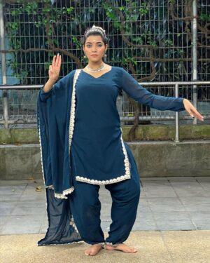 Chandhine Kaur Instagram - I learned Bharatanatyam during my school days and had to stop halfway!
Yesterday i went to temple to witness bharatam dance performances prior to Navaratri..
I kid you not guys!!! 
I started to miss dancing to this wonderful art! 
I got to witness some extraordinary performances! 
At a point i felt the god itself was dancing infront me! 
What a power this art has!! 

Fell in love again!! 
So your girl had to do some posings she remembered 😂❤️ 

#chandshine #holla_buddies #bharatanatyam #navaratri