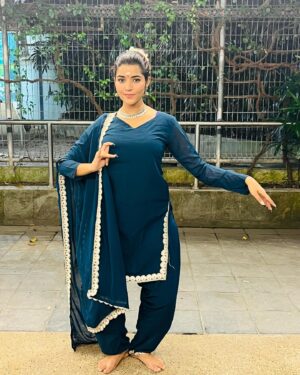 Chandhine Kaur Instagram - I learned Bharatanatyam during my school days and had to stop halfway!
Yesterday i went to temple to witness bharatam dance performances prior to Navaratri..
I kid you not guys!!! 
I started to miss dancing to this wonderful art! 
I got to witness some extraordinary performances! 
At a point i felt the god itself was dancing infront me! 
What a power this art has!! 

Fell in love again!! 
So your girl had to do some posings she remembered 😂❤️ 

#chandshine #holla_buddies #bharatanatyam #navaratri