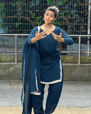 Chandhine Kaur Instagram - I learned Bharatanatyam during my school days and had to stop halfway!
Yesterday i went to temple to witness bharatam dance performances prior to Navaratri..
I kid you not guys!!! 
I started to miss dancing to this wonderful art! 
I got to witness some extraordinary performances! 
At a point i felt the god itself was dancing infront me! 
What a power this art has!! 

Fell in love again!! 
So your girl had to do some posings she remembered 😂❤️ 

#chandshine #holla_buddies #bharatanatyam #navaratri
