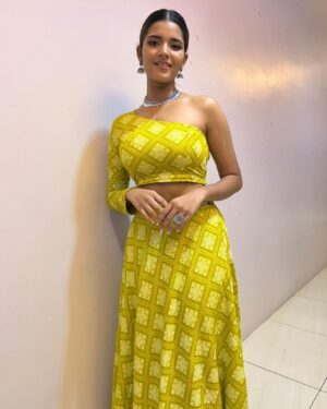 Chandhine Kaur Instagram - These photos have been sitting in my gallery for ages!
Finally, now i decided to upload my favourite photos which i wanted to post way before!!
You can see the different versions of me😂❤️

#chandshine #holla_buddies #tamilactor #slayalways #positivevibes #artist #actor