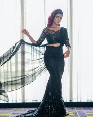 Chandhine Kaur Instagram - Damsel in BLACK 
@ck_chandhinekaur for @astroulagam Awards #astroulagam #astroulagamawards 
Ulagam Shining  Star 2023 ✨✨✨

When our love for saree is apparent ❤️

Designer 
@kesheennn 
@thekr.official 

Saree 
@yeshansarees 

Makeup 
@rajaveldoesmakeup 
@makeupbyjazzrmua (thank you for helping out backstage)
Hair 
@brushedby.datinjasmine 

Photographer 
@_____bypitt 
@pitt.ab.rhm 

Earring 
@ishizstudio