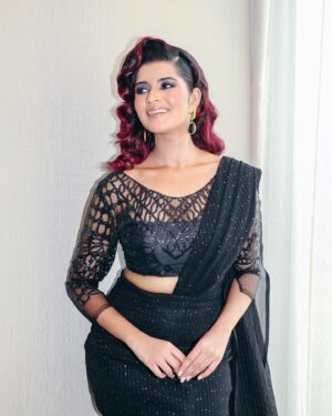 Chandhine Kaur Instagram - Damsel in BLACK 
@ck_chandhinekaur for @astroulagam Awards #astroulagam #astroulagamawards 
Ulagam Shining  Star 2023 ✨✨✨

When our love for saree is apparent ❤️

Designer 
@kesheennn 
@thekr.official 

Saree 
@yeshansarees 

Makeup 
@rajaveldoesmakeup 
@makeupbyjazzrmua (thank you for helping out backstage)
Hair 
@brushedby.datinjasmine 

Photographer 
@_____bypitt 
@pitt.ab.rhm 

Earring 
@ishizstudio