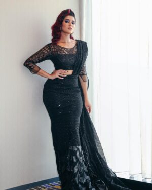 Chandhine Kaur Instagram - Damsel in BLACK 
@ck_chandhinekaur for @astroulagam Awards #astroulagam #astroulagamawards 
Ulagam Shining  Star 2023 ✨✨✨

When our love for saree is apparent ❤️

Designer 
@kesheennn 
@thekr.official 

Saree 
@yeshansarees 

Makeup 
@rajaveldoesmakeup 
@makeupbyjazzrmua (thank you for helping out backstage)
Hair 
@brushedby.datinjasmine 

Photographer 
@_____bypitt 
@pitt.ab.rhm 

Earring 
@ishizstudio