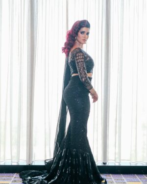 Chandhine Kaur Instagram - Damsel in BLACK 
@ck_chandhinekaur for @astroulagam Awards #astroulagam #astroulagamawards 
Ulagam Shining  Star 2023 ✨✨✨

When our love for saree is apparent ❤️

Designer 
@kesheennn 
@thekr.official 

Saree 
@yeshansarees 

Makeup 
@rajaveldoesmakeup 
@makeupbyjazzrmua (thank you for helping out backstage)
Hair 
@brushedby.datinjasmine 

Photographer 
@_____bypitt 
@pitt.ab.rhm 

Earring 
@ishizstudio