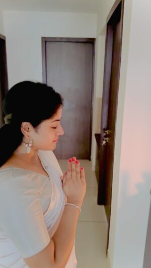 Chandini Sreedharan Instagram - Kani Kaanum Neram… വിഷു ആശംസകൾ 🙏🏻✨🌸

#HappyVishu #Vishu2024