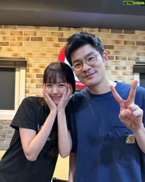 Chang Ki-ha Instagram - SNL... 본방 다 너무 맘에 드는데요, 편집돼서 아쉬웠던 거 딱 한 개만 적어볼게요. 클로징 때 제가 했던 말 하나가 빠졌더라고요. 뭐냐면, 스태프 분들도 그렇고 크루 분들도 그렇고, 각자 할 일이 산더미인 와중에도 저를 너무 친절하게 잘 챙겨주셨어요. 덕분에 낯선 현장이었지만 매순간 좋은 추억 쌓을 수 있었습니다. 멋진 팀이더라고요. 좋은 기운 정말 많이 받아왔습니다. 감사합니다! (사진 다 넣고 싶어서 두 번 올림...1/2)