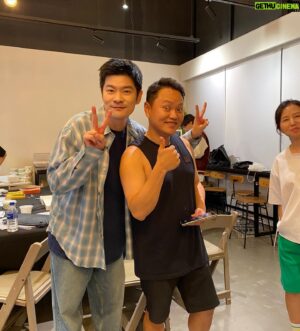 Chang Ki-ha Instagram - SNL... 본방 다 너무 맘에 드는데요, 편집돼서 아쉬웠던 거 딱 한 개만 적어볼게요. 클로징 때 제가 했던 말 하나가 빠졌더라고요. 뭐냐면, 스태프 분들도 그렇고 크루 분들도 그렇고, 각자 할 일이 산더미인 와중에도 저를 너무 친절하게 잘 챙겨주셨어요. 덕분에 낯선 현장이었지만 매순간 좋은 추억 쌓을 수 있었습니다. 멋진 팀이더라고요. 좋은 기운 정말 많이 받아왔습니다. 감사합니다! (사진 다 넣고 싶어서 두 번 올림...2/2)