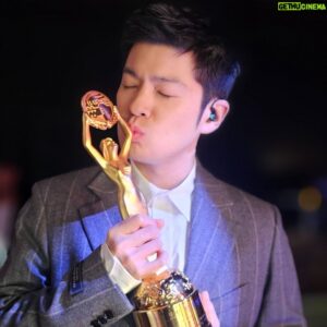 Chang Ki-ha Instagram - 영화 <밀수>의 음악감독으로서 제44회 청룡영화상 음악상을 수상했습니다. 살면서 받게 되리라고는 전혀 예상하지 못했던 상이라 아직도 얼떨떨하네요. 우선 명확한 비전을 가지고 초심자인 저를 잘 이끌어주신 류승완 감독님께 진심으로 감사드립니다. 멋진 영화 찍으시느라 애쓰신 스태프 분들과 배우님들께는 정말 고생하셨다고, 존경한다고 말씀드리고 싶습니다. 그리고 밴드음악으로 가득 채운 이번 곡들을 함께 멋지게 완성해준 저의 음악 동료들께도 정말 고맙습니다. 마지막으로 극장에서 <밀수>를 관람해주신 관객 여러분! 진짜 진짜 고맙습니다!