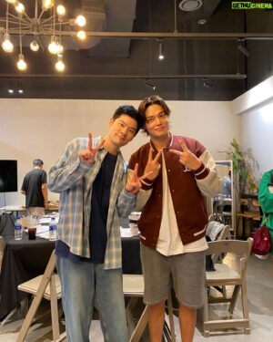 Chang Ki-ha Instagram - SNL... 본방 다 너무 맘에 드는데요, 편집돼서 아쉬웠던 거 딱 한 개만 적어볼게요. 클로징 때 제가 했던 말 하나가 빠졌더라고요. 뭐냐면, 스태프 분들도 그렇고 크루 분들도 그렇고, 각자 할 일이 산더미인 와중에도 저를 너무 친절하게 잘 챙겨주셨어요. 덕분에 낯선 현장이었지만 매순간 좋은 추억 쌓을 수 있었습니다. 멋진 팀이더라고요. 좋은 기운 정말 많이 받아왔습니다. 감사합니다! (사진 다 넣고 싶어서 두 번 올림...1/2)