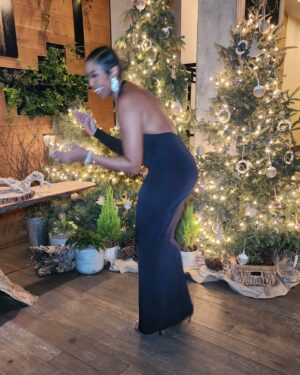 Chantel Riley Instagram - MERRY CHRISTMAS and Happy Holidays❤️❤️❤️
.
Anyone else looking forward for this year to end ? Lol