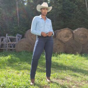 Chantel Riley Instagram - Welp...your girl is back on your screens again on another incredible project @beyondblackbeautytv
.
What an amazing experience to get to work with such a beautiful and talented cast. I got to take riding lessons ya'll! 🤠🐎🏇
.
Catch Beyond Black Beauty with back to back episodes starting at 7p tonight on @family_channel
🇨🇦
.
#beyondblackbeauty  #familychannel