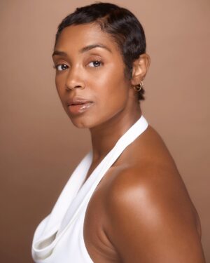 Chantel Riley Instagram - New headshots done by my talented brother @tristanbarrocks! It may be shakey right now, but the new season on the other side is about to be life changing!
.
Thank you for the on time message @vinhluongstudios ❤️🤗