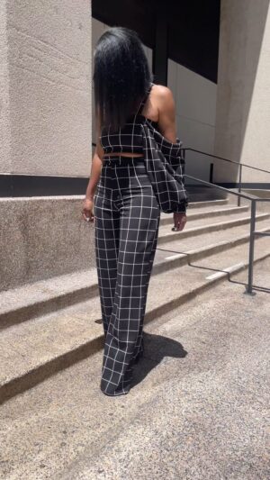 Charketa Glover Instagram - This ain’t no shoulder with a chip, or an ego 💋